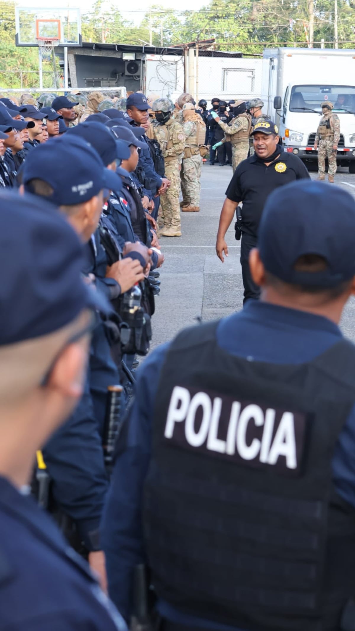COLÓN | La ofensiva estilo ‘Bukele’ en Nueva Esperanza ponen bajo la lupa celdas y áreas comunes, mientras duras imágenes del operativo provocan comparaciones