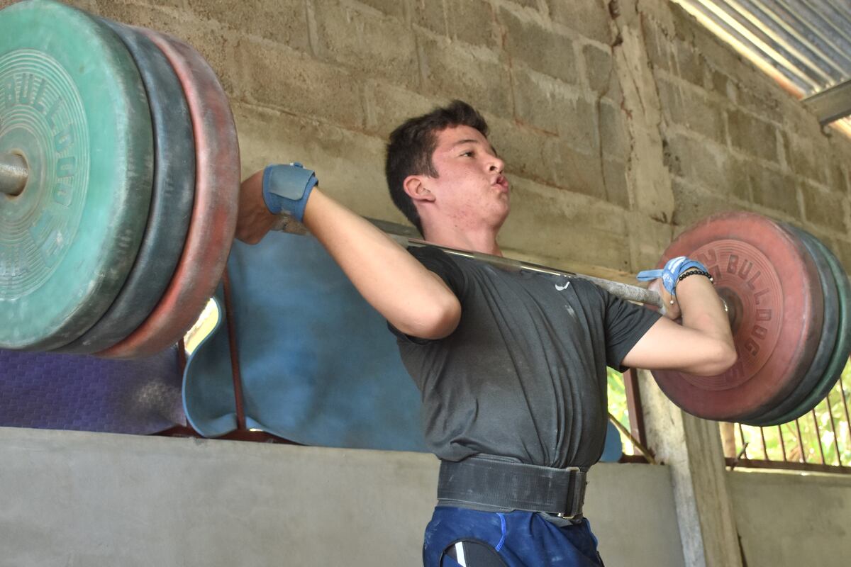 Pesista veragüense se baña de oro en competencia internacional