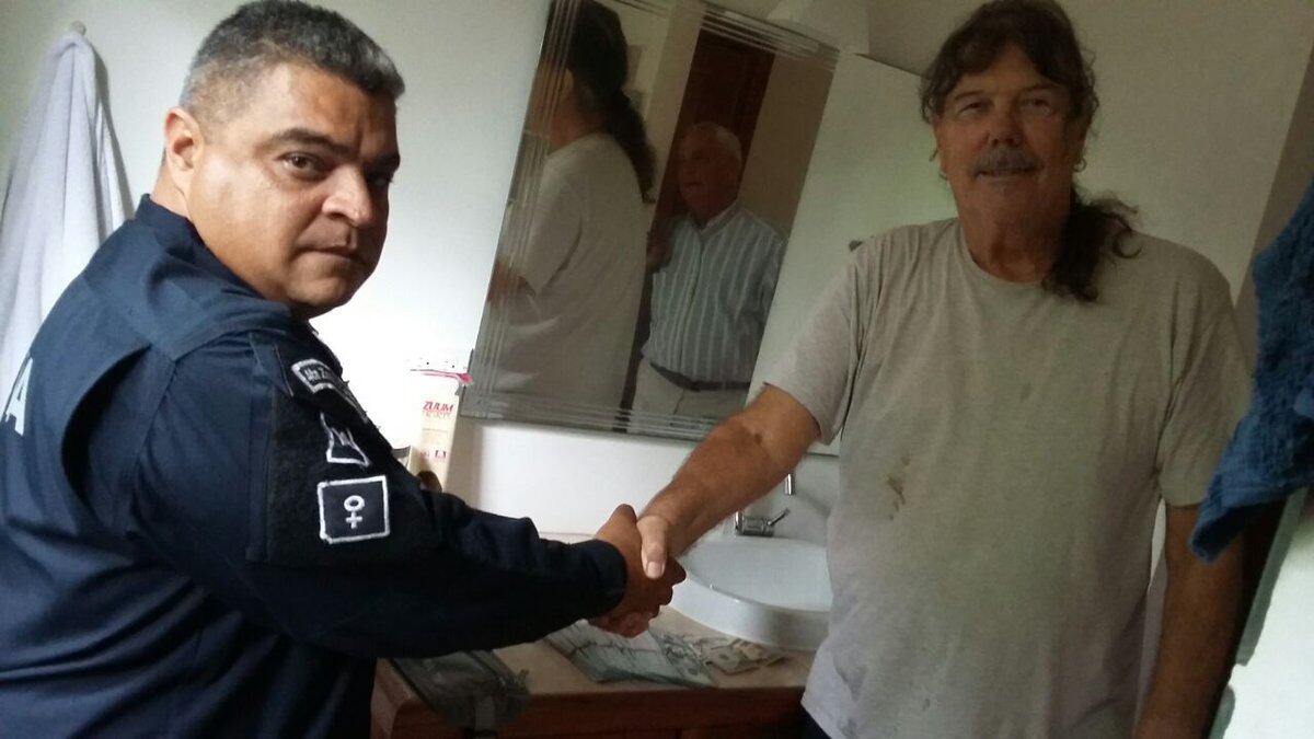 Policía honesto encuentra cartera con dinero y la devuelve a extranjero