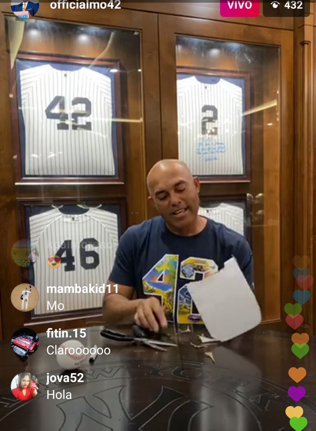 Mariano Rivera se estrenó en Instagram Live haciendo un guante de cartón