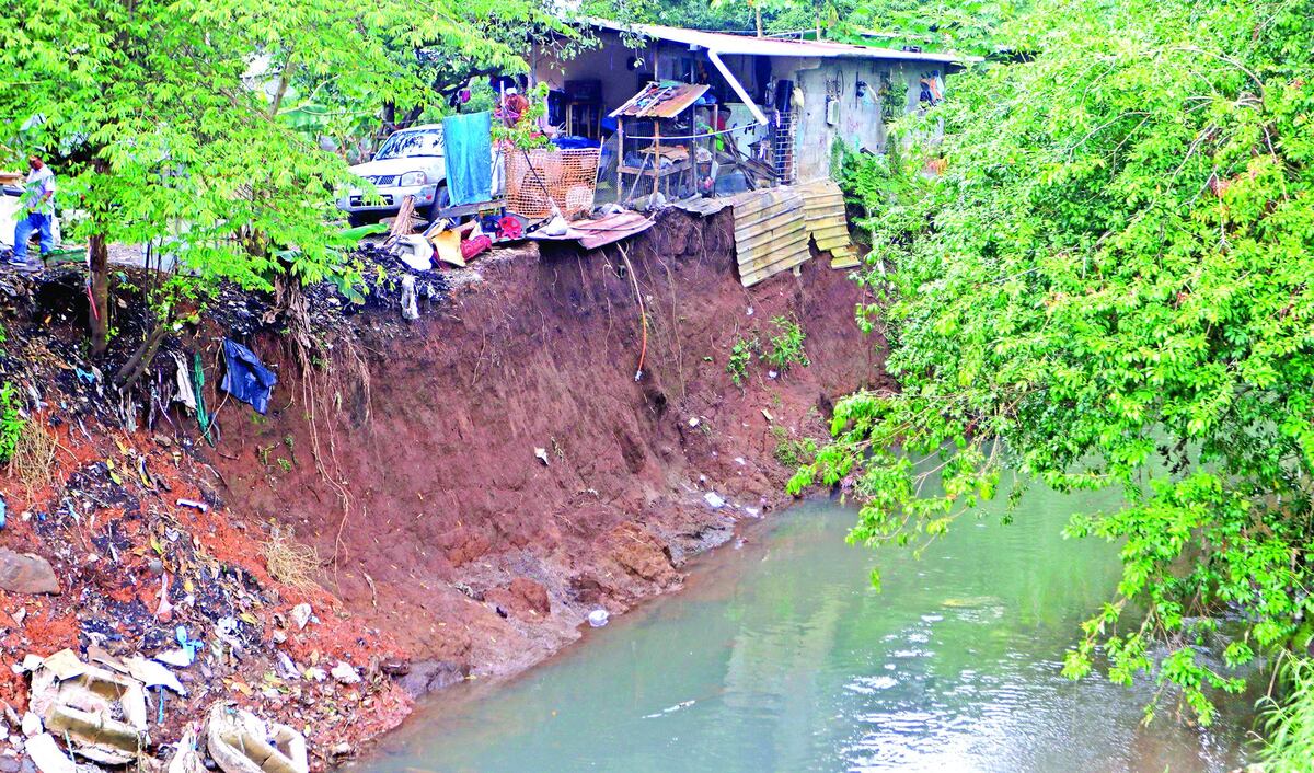 Sus vidas están en peligro. El río amenaza con llevarse sus casas en ‘La bajada de los patos’