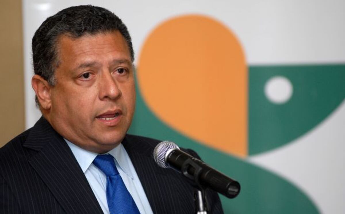 Vergara huye, exministro de Salud debe responder