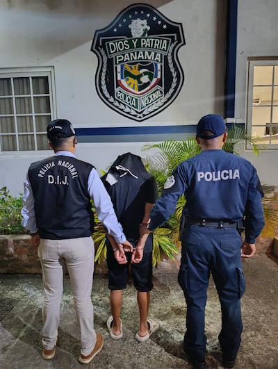 Adolescente llega al médico con dolor abdominal, tras un aborto provocado y descubren que su padre hizo lo peor...