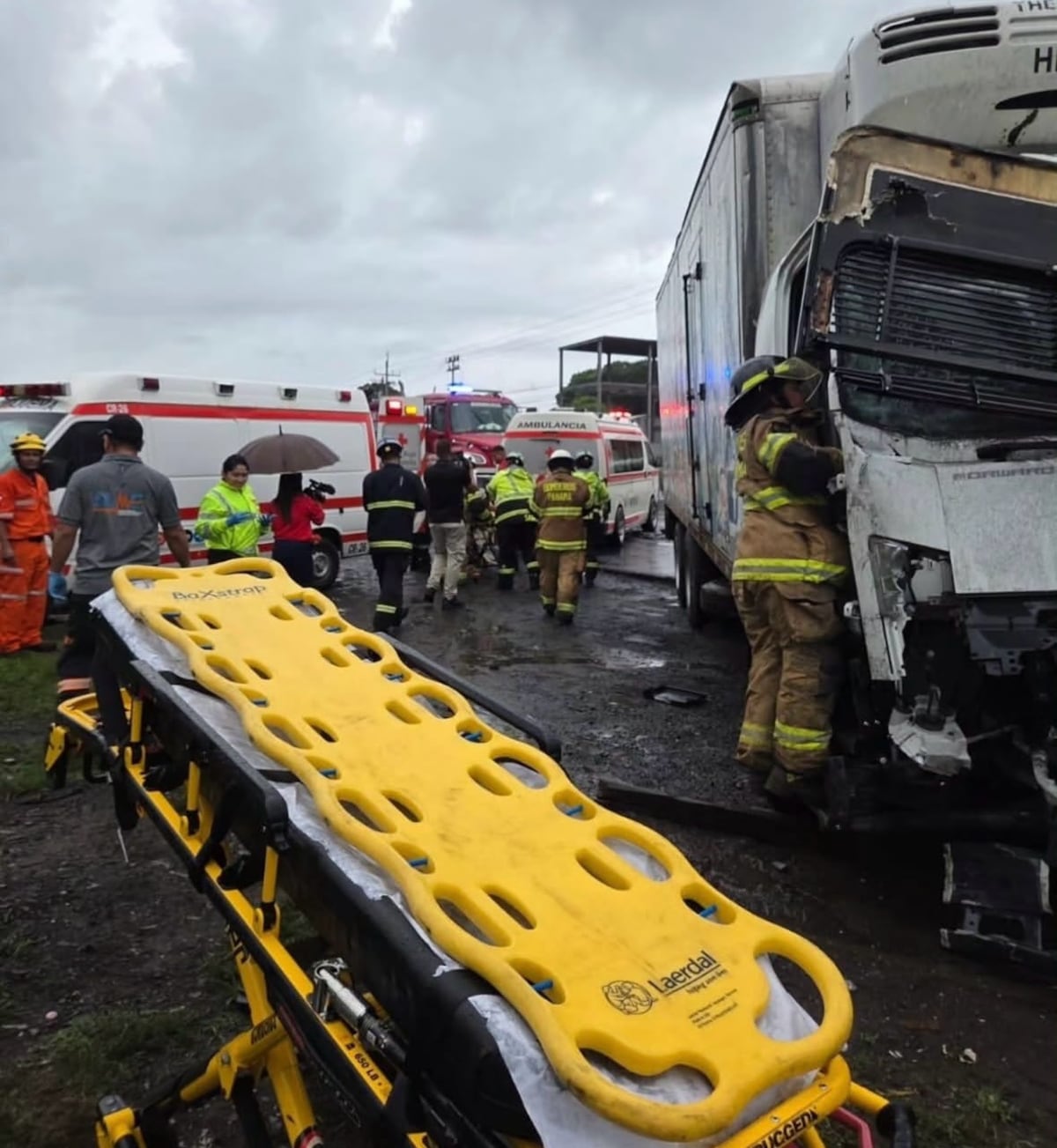 ÚLTIMA HORA. Triple colisión en El Espino deja cinco heridos y dos personas atrapadas; bus, volquete y camión de reparto + Videos