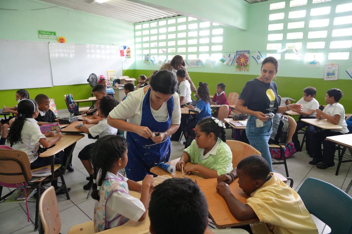 Celebran sus 75 años con estudiantes de la escuela Estado de Israel