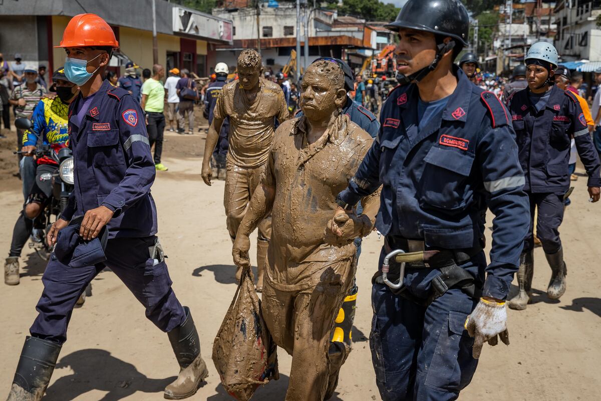 Venezuela busca a sus sobrevivientes por deslave hasta en redes sociales