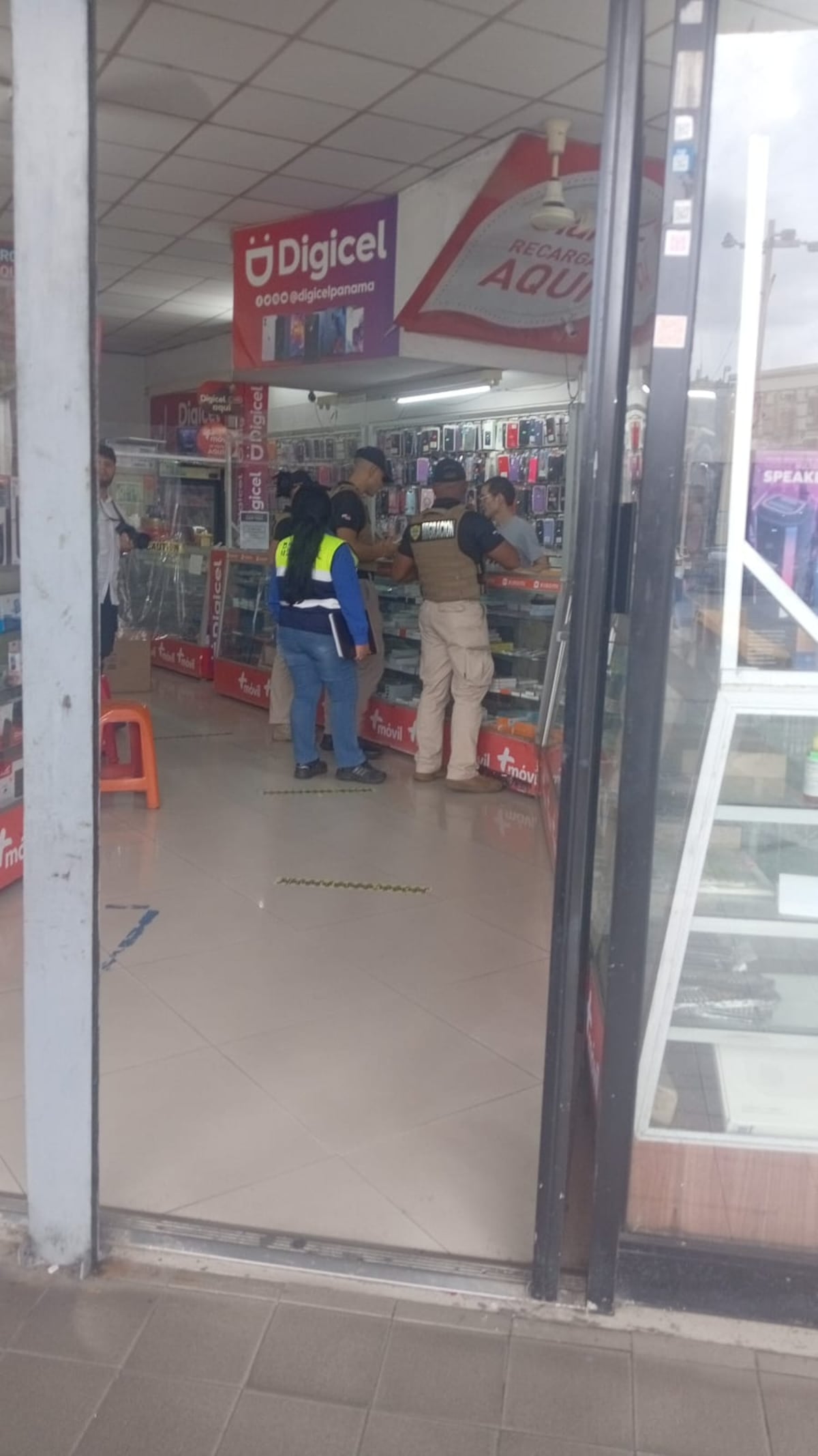 Operativo en La Gran Estación termina con siete extranjeros citados por trabajar sin permiso +FOTOS