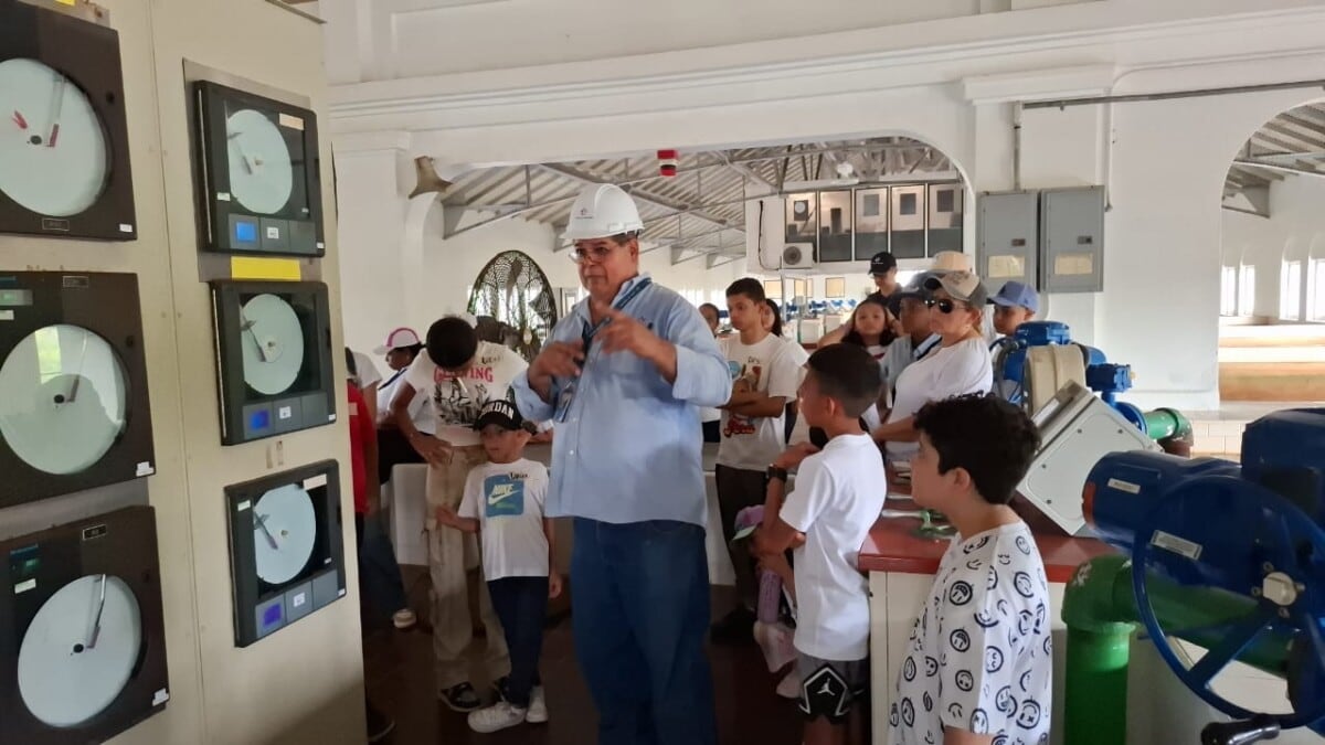 Una lección que ilumina: Los niños aprenden sobre energía y sostenibilidad en gira especial