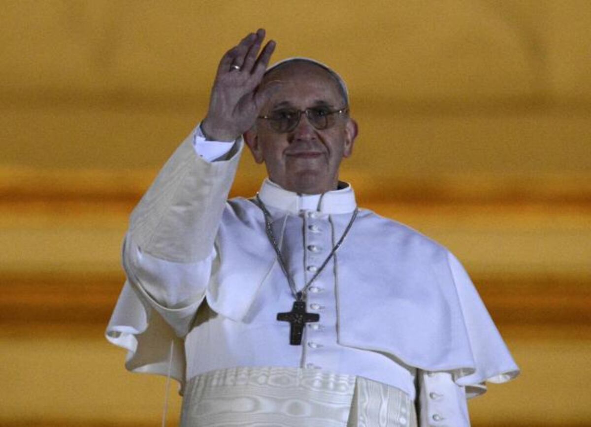 El Papa sale del Vaticano y ora por el fin de la pandemia