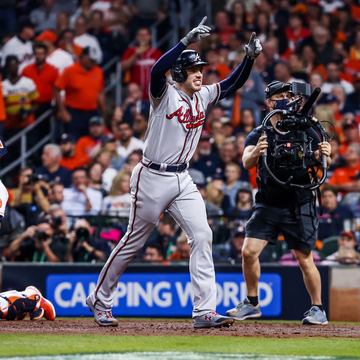 Los Bravos de Atlanta apalean a los Astros de Houston y se coronan campeones de la Serie Mundial. Video. 