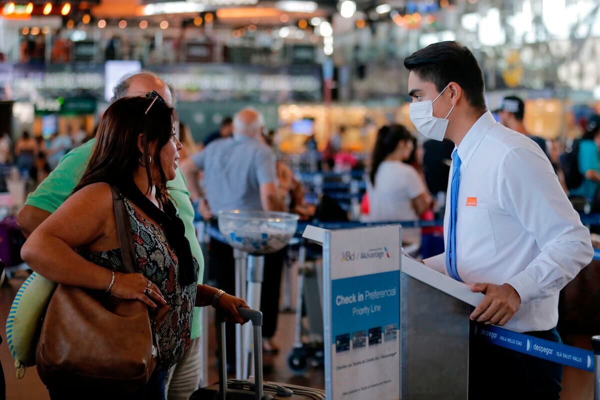 Rosario Turner, ministra de Salud, se reúne con las aerolíneas