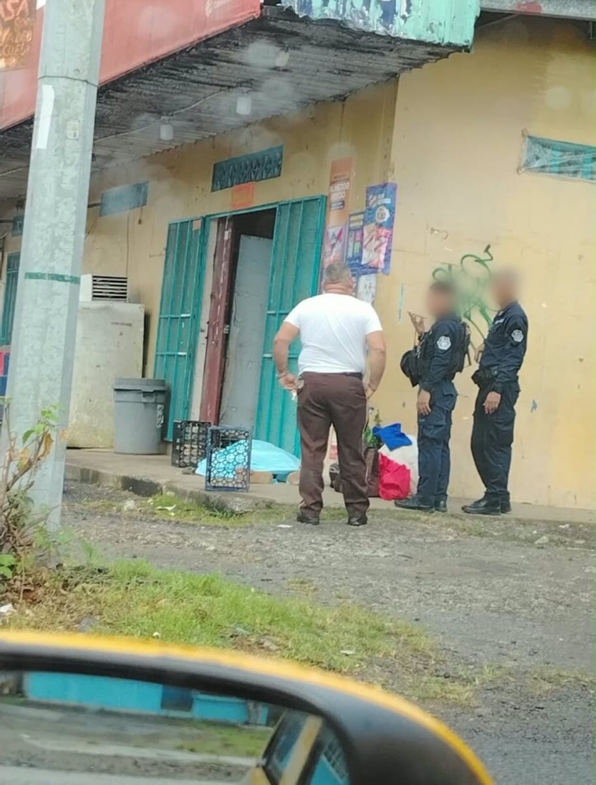 Vídeo | Intentaron salvarlo: adulto mayor falleció tras desplomarse frente a un minisúper en El Coco