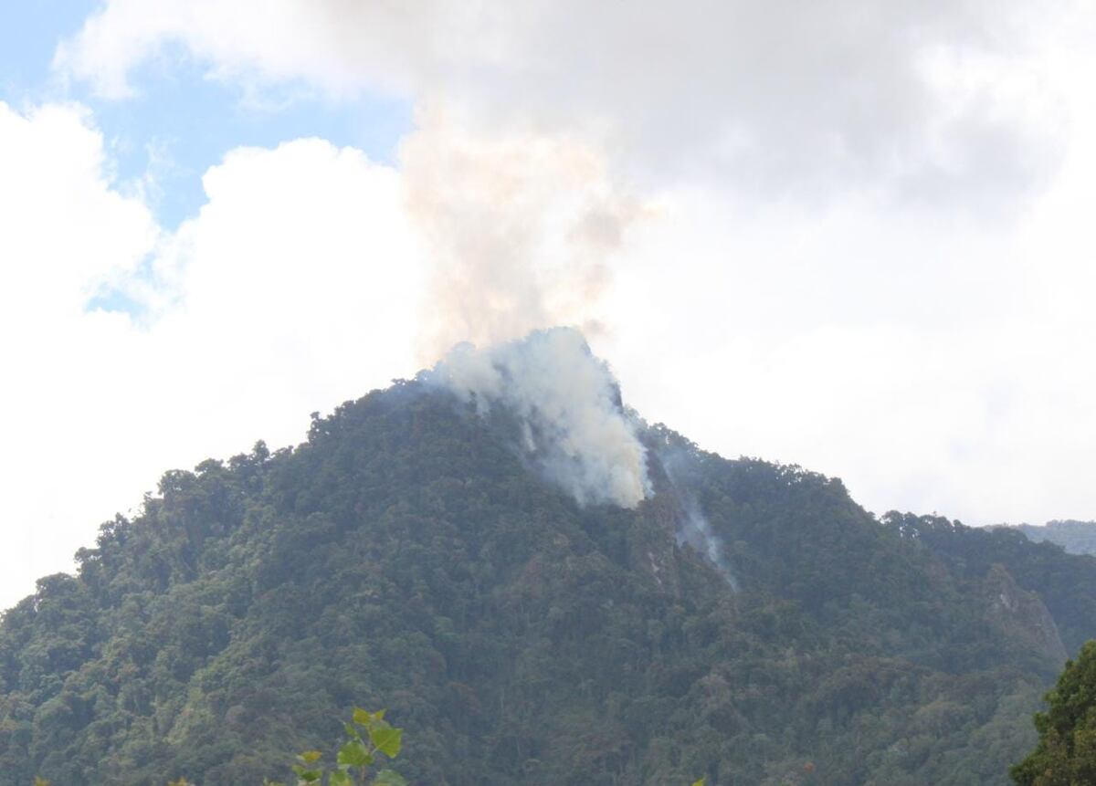 Sigue extendiéndose fuego en Cerro Punta. Labores de extinción se reanudan