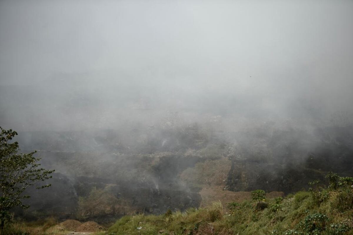 Atienden a personas por inhalación del humo tóxico por incendio en vertedero de Cerro Patacón. Video