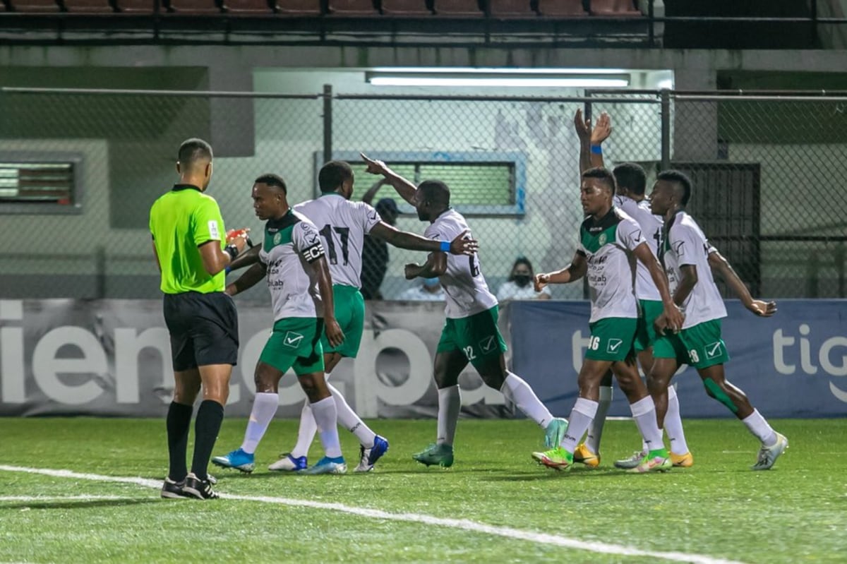 César ‘Bombo’ Medina llegó a 170 goles y metió a los ‘periquitos’ a la fiesta de los grandes de la LPF