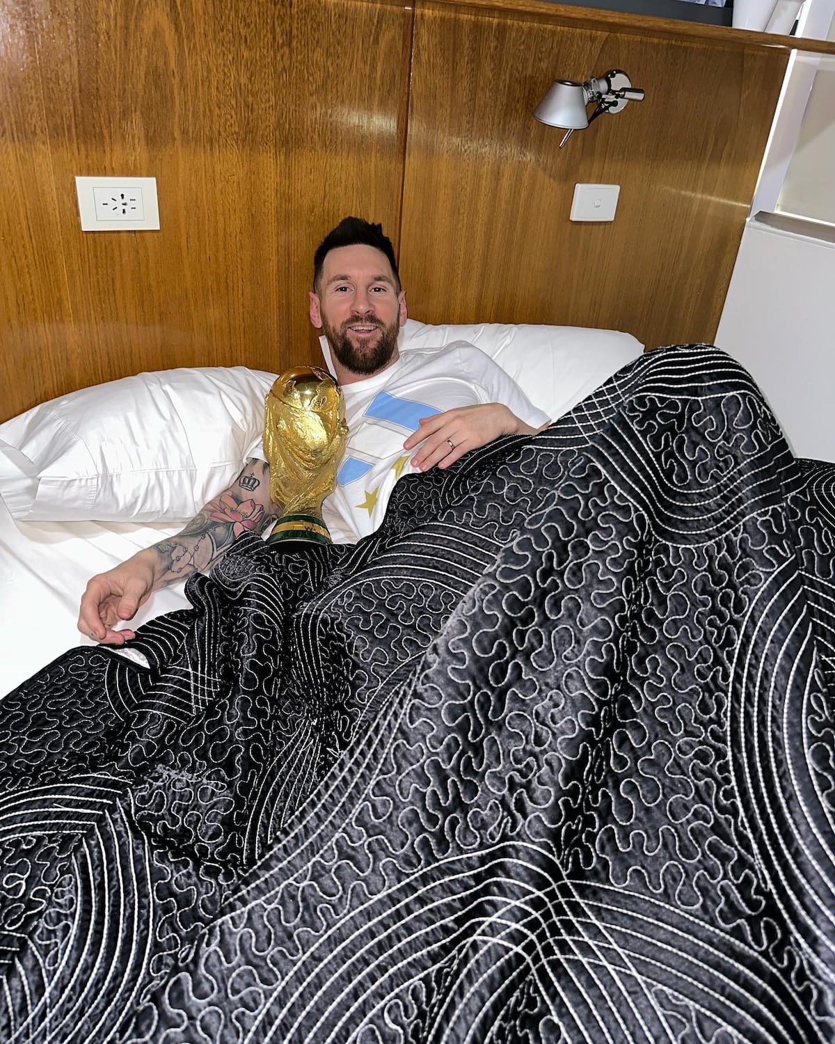 Messi durmió con la Copa del Mundo y revoluciona las redes. Idilio total +Fotos