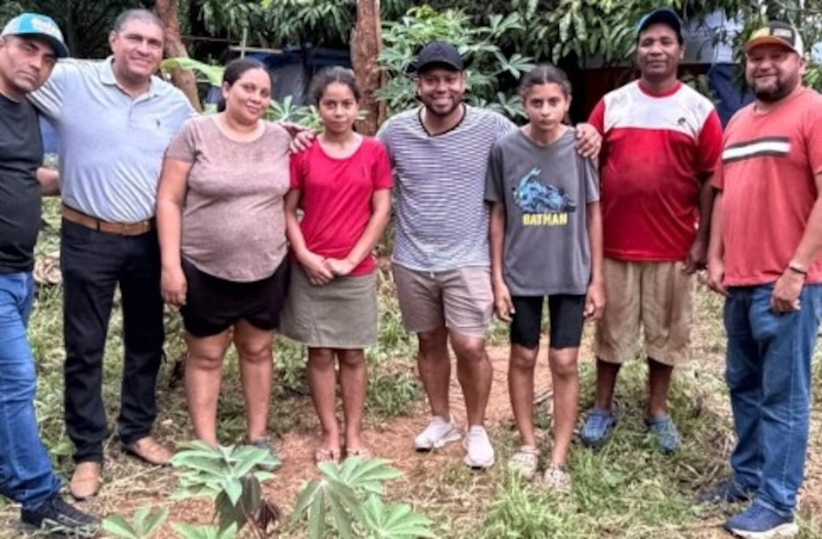 Alejandro Torres dona ‘chantin’ a familia damnificada tras el terremoto