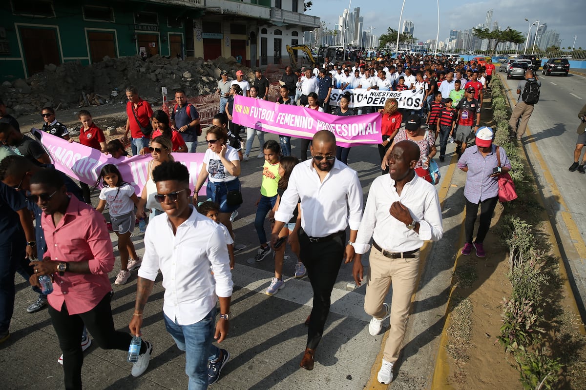 Futbolistas quieren que se formalice su status laboral. Hacen marcha a la Presidencia