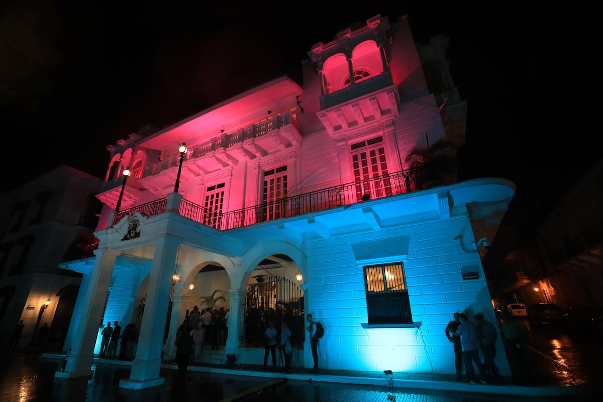 Inicia Campaña de la Cinta Rosada y Celeste con encendido de luces en la Presidencia