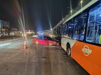 Fuerte colisión entre metrobús y auto particular en Villa Zaíta deja un herido grave