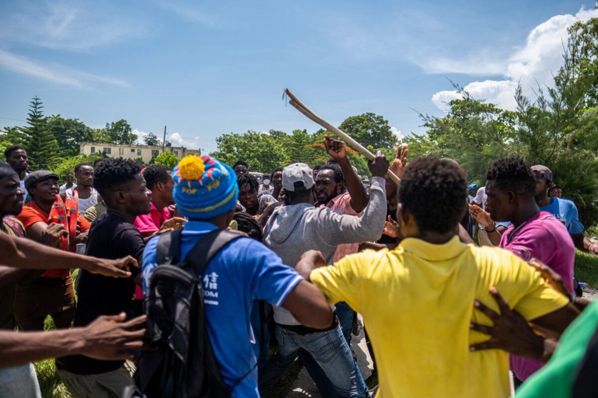 Indignación en Haití. Saquearon camiones que transportaban ayuda humanitaria en una carretera del país caribeño