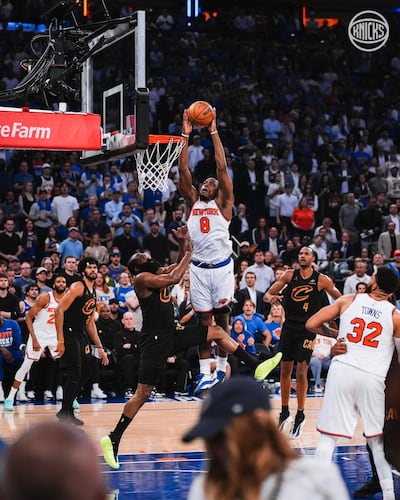 Los Knicks dan vuelta histórica y buscan mantener ventaja sobre Cavaliers