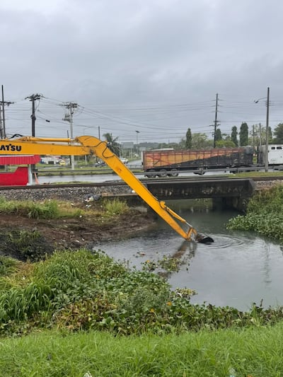 MOP limpia canales en Colón y advierte que la basura aumenta el riesgo de inundaciones