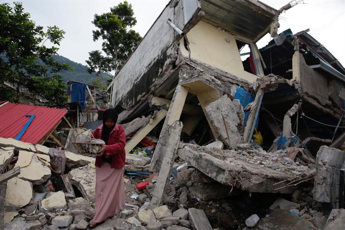 Terremoto en Indonesia causa cerca de 300 muertos