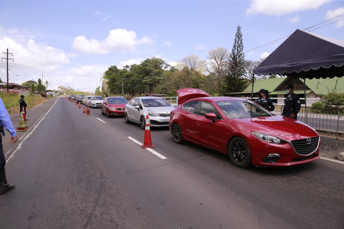 Fila de autos en cerco sanitario de Capira. Dicen tener reserva en hoteles.  Allí un Juez de Paz multa a los infractores. Videos