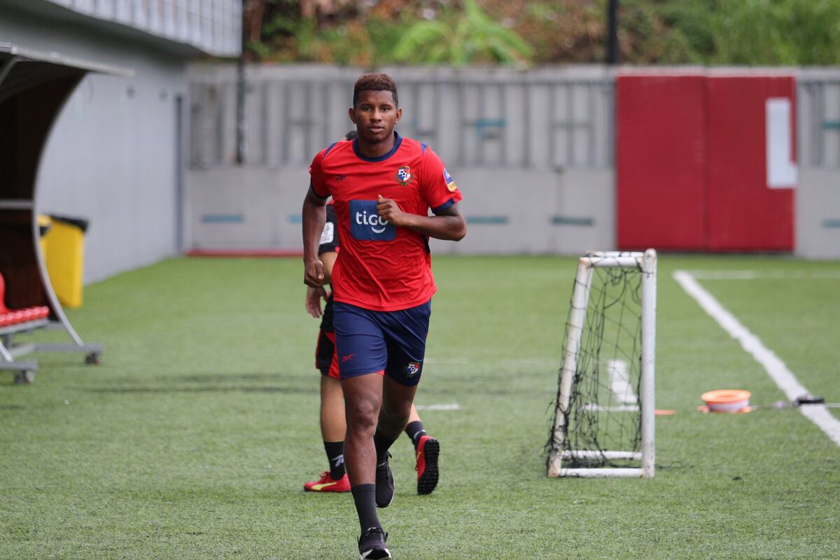 Fidel Escobar se reporta con la selección