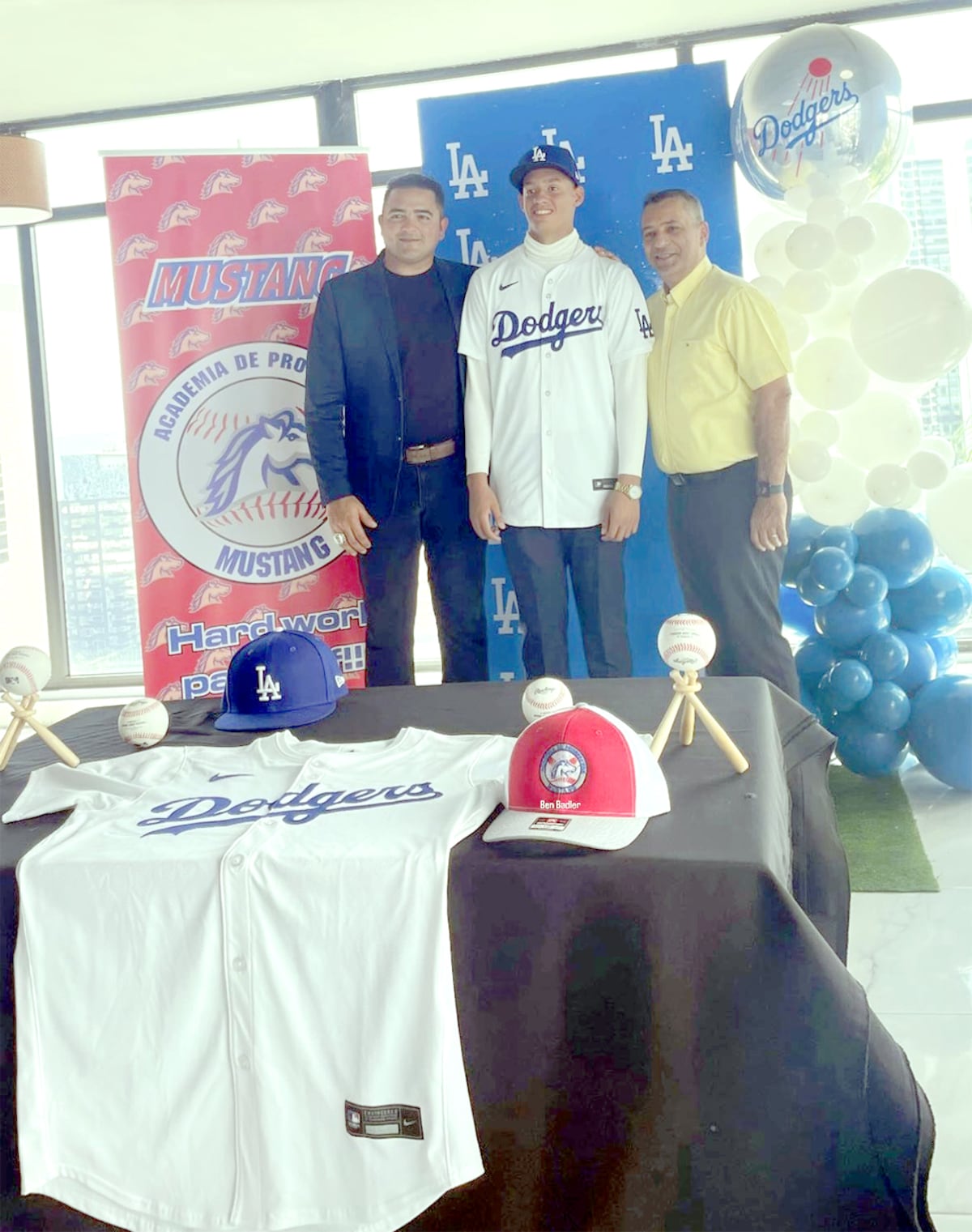 Con una recta de 95 mph, Adrián Torres se une a los campeones a Los Ángeles Dodgers