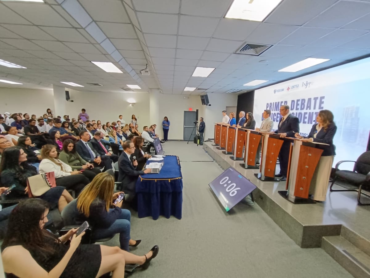 Candidatos a la vicepresidencia exponen propuestas en debate universitario