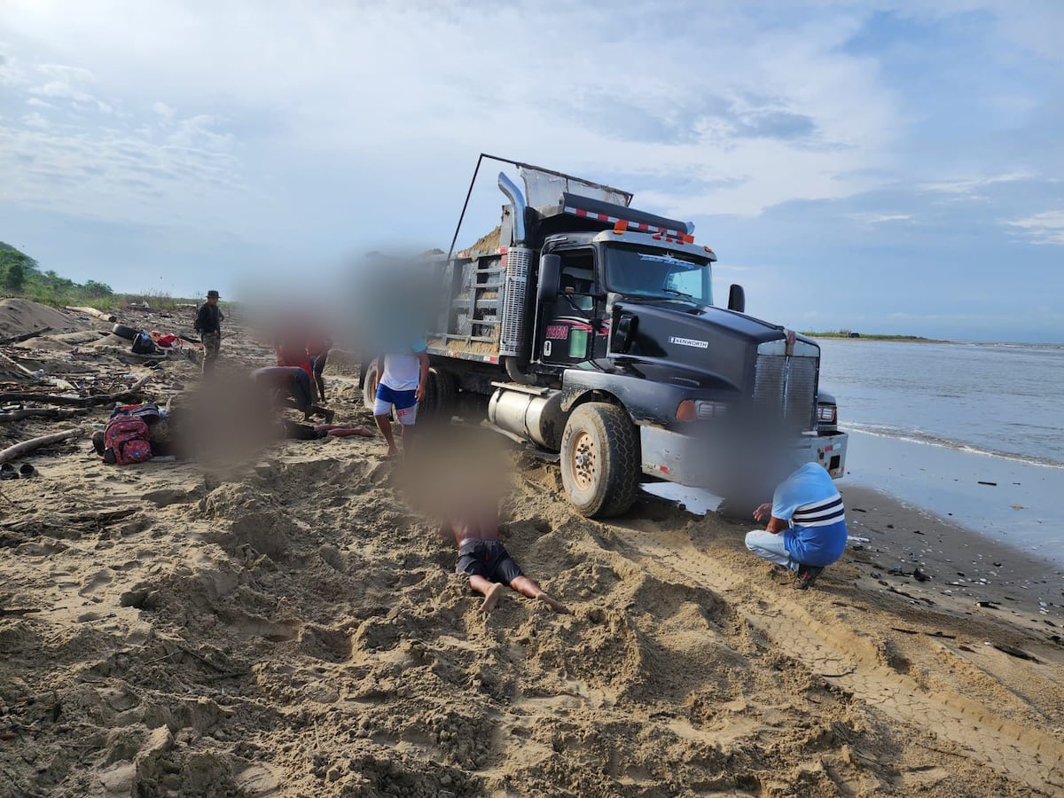 Video. Robaban arena en la playa y la vendían a los comercios. Capturan a 25 en plena acción