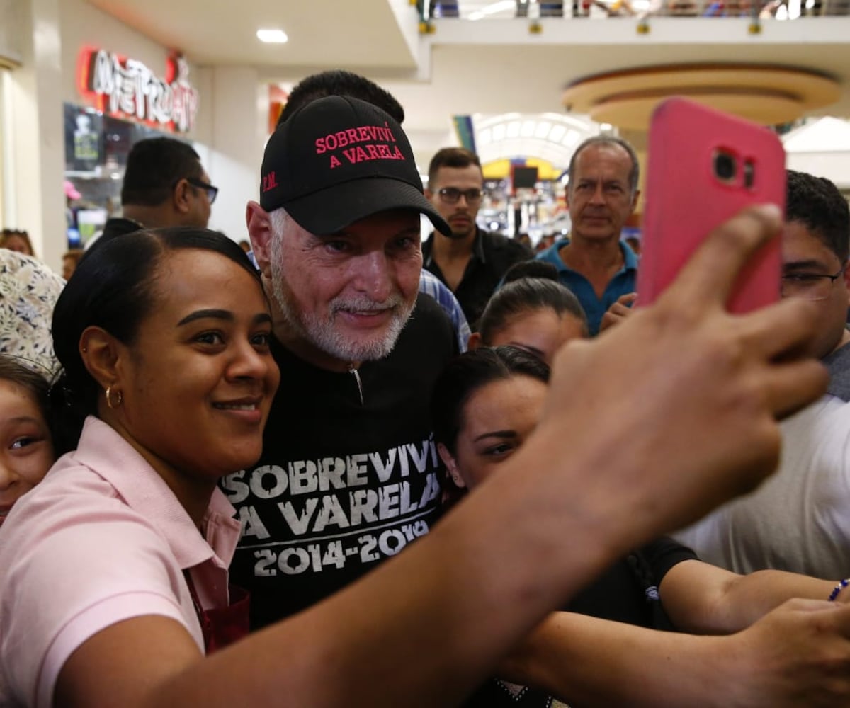 Se formó la locura. Martinelli recorre los mall cual estrella de cine. Y reitera que le meterá su puñete a Varela. Video