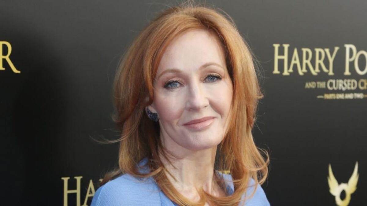 Investigan amenazas a JK Rowling por su apoyo a Rushdie