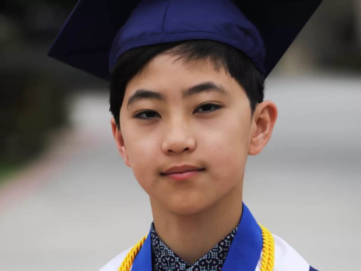 ‘Con cinco títulos’. Niño de 12 años se gradúa de la universidad