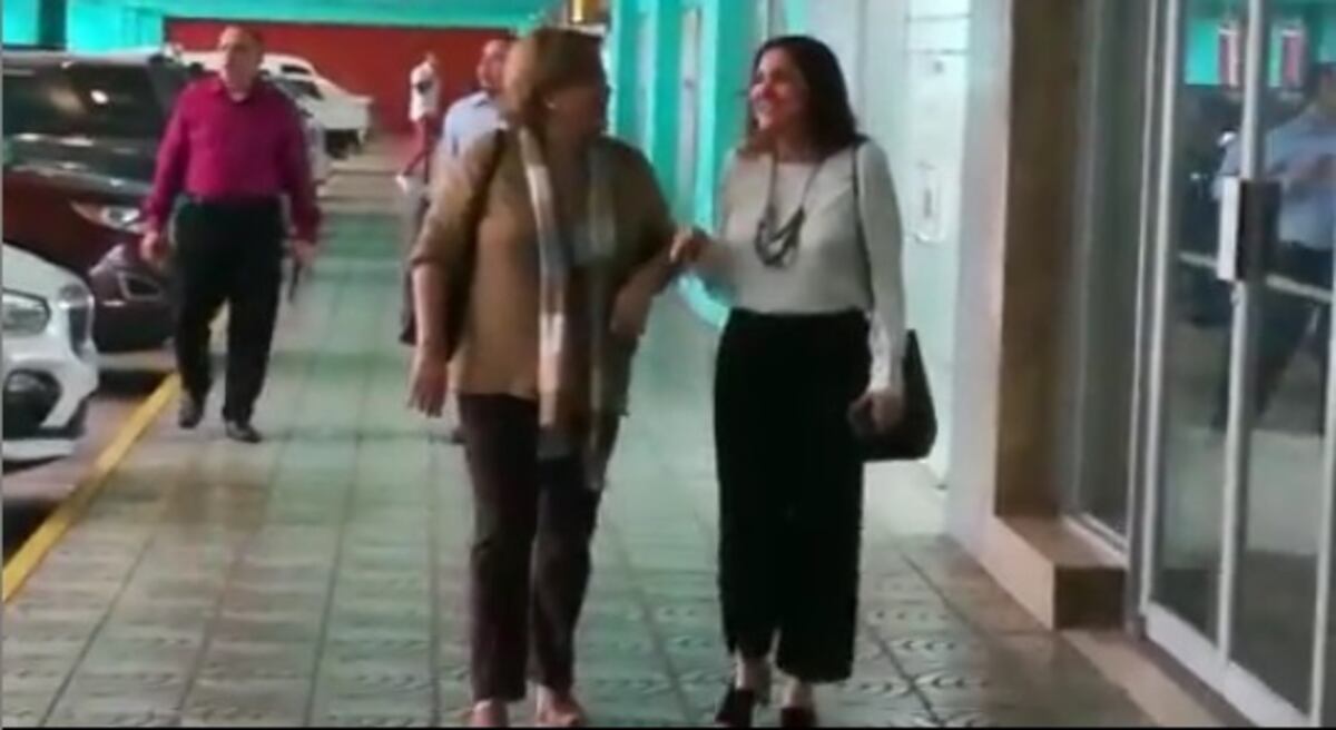 Mariela Ledezma cae al piso al llegar junto a  Annette Planells, de Movin, al Sistema Penal Acusatorio. Queda en video