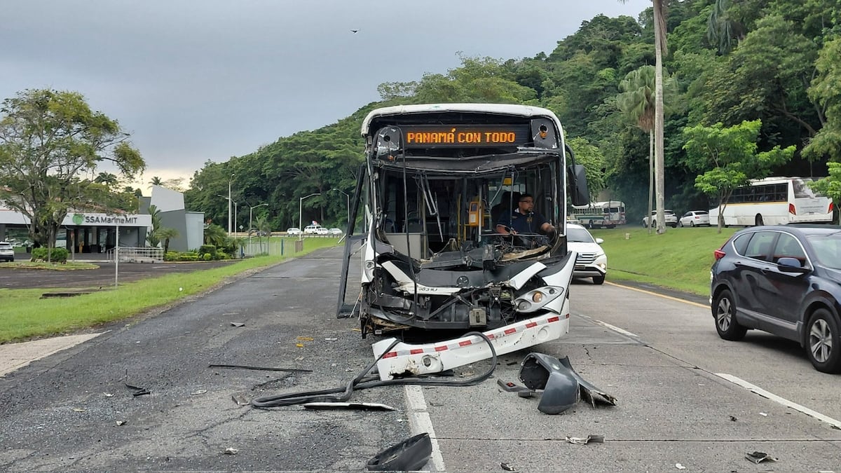 Fuerte choque entre Metrobús y camión deja a operador atrapado en Ancón