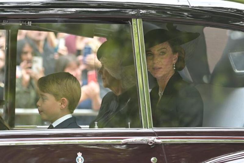 Camila, Kate y Jorge siguieron el cortejo de Isabel II, desde un vehículo. EFE/Stuart Brock