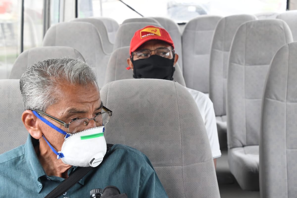 Así es como debe sentarse en los buses del transporte público de ahora en adelante. Fotos