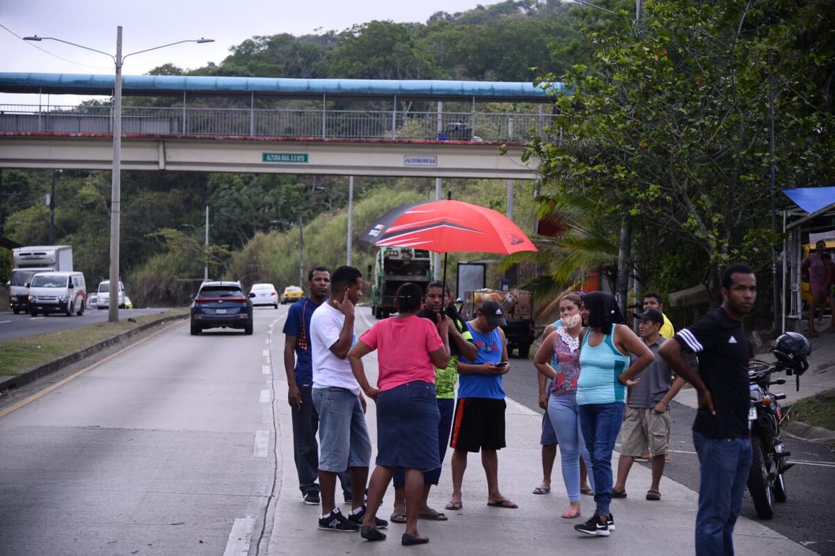 Moradores de la barriada El Carmen piden agua, cerraron un tramo de la vía | Video