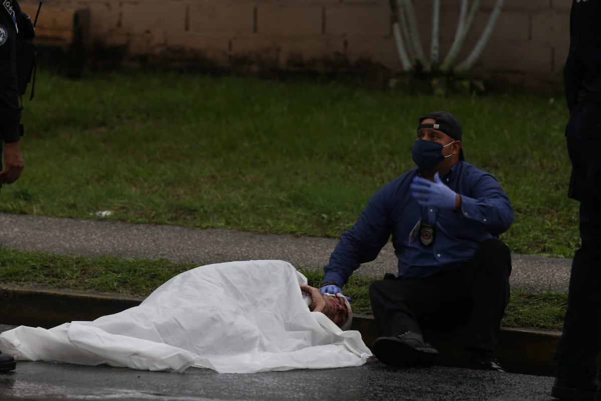 Increíble. Hombre fue atropellado y esperó bajo un fuerte aguacero más de  una hora para ser