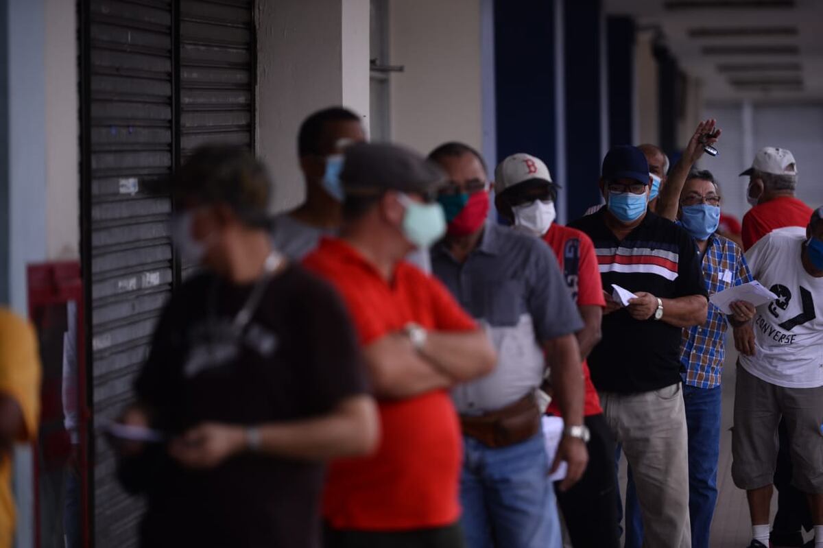 Hombres que estaban en la fila dejaron todos los productos en la caja y carretillas. Video 