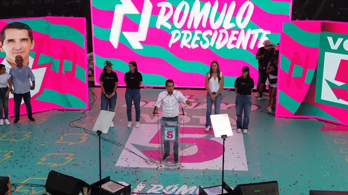 Rómulo Roux cierra su campaña presidencial en Santiago con promesas de cambio