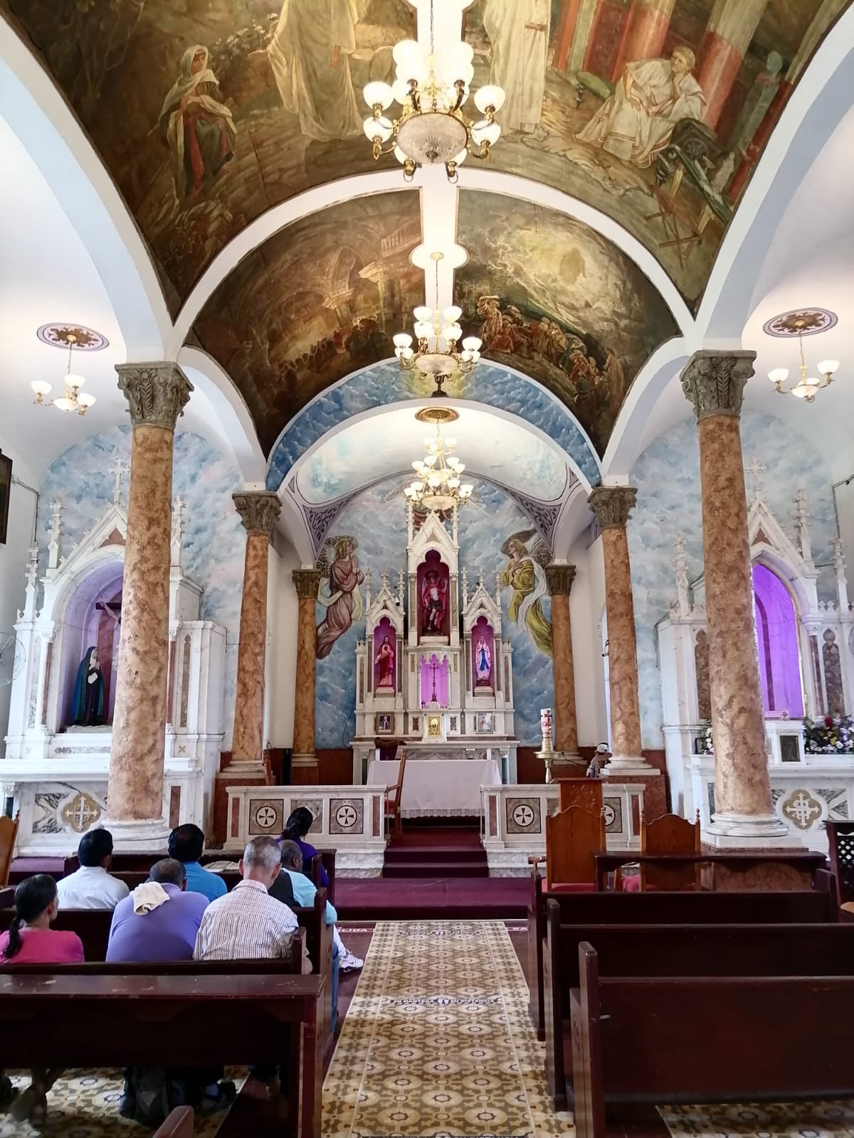 Esperan milagros. Peregrinos llegan a ver el Cristo de Atalaya y algo más. + Fotos