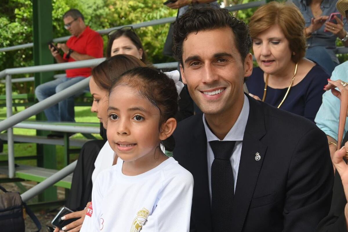 Exjugador del Real Madrid sorprende a niños en Panamá