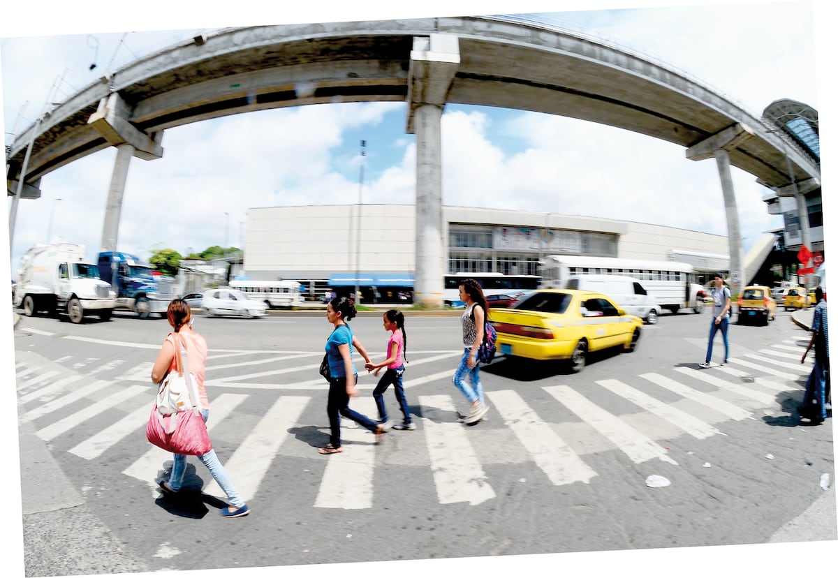 Calles inseguras. Peatones arriesgan sus vidas a diarios  al caminar en las avenidas del país