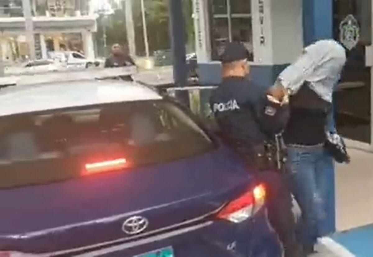 Video. La cosa está seria. Mujer es capturada robándose carne de un establecimiento comercial