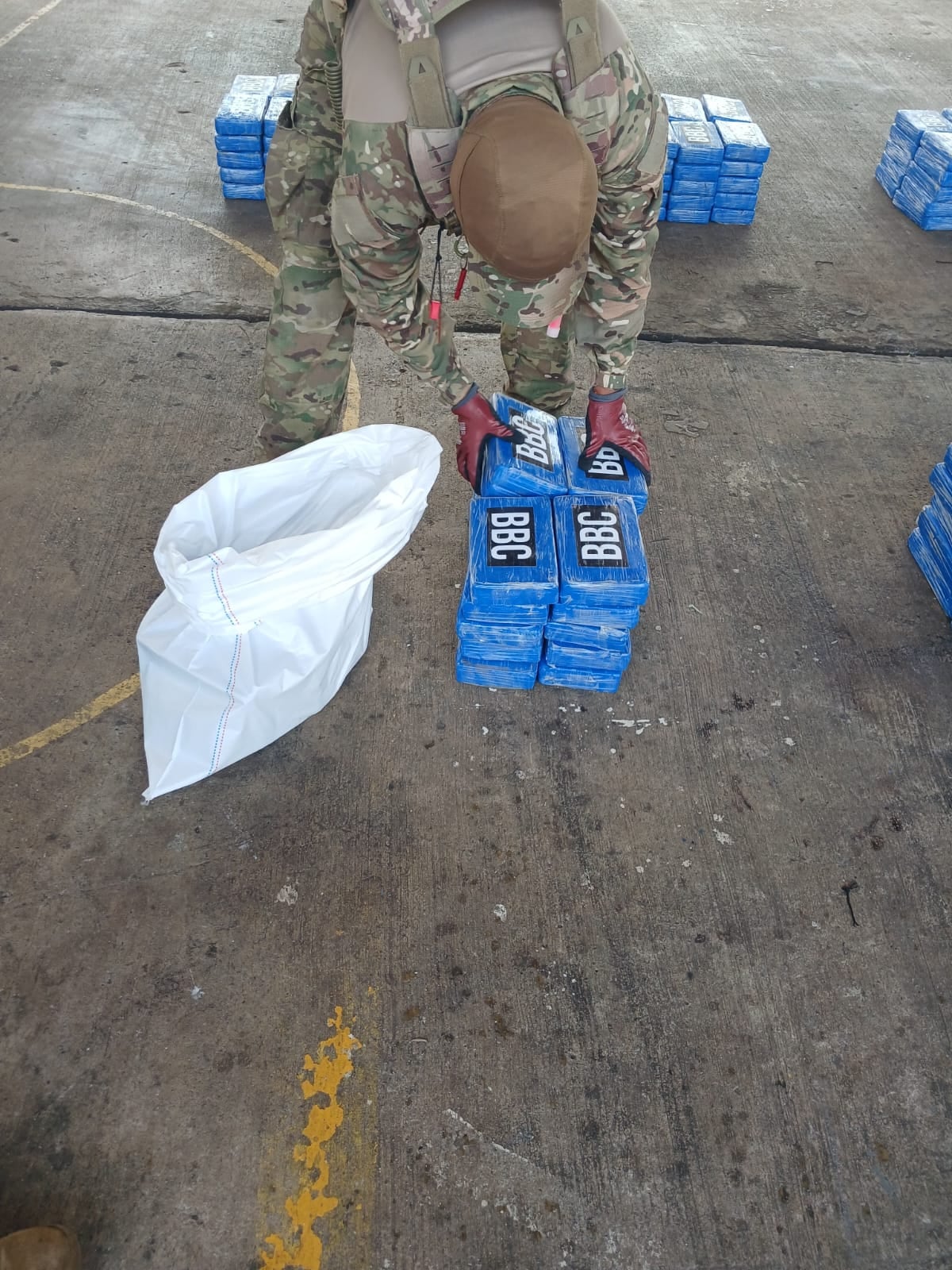 Lancha a toda velocidad no logró escapar: Incautan de presunta droga en Punta Chame 