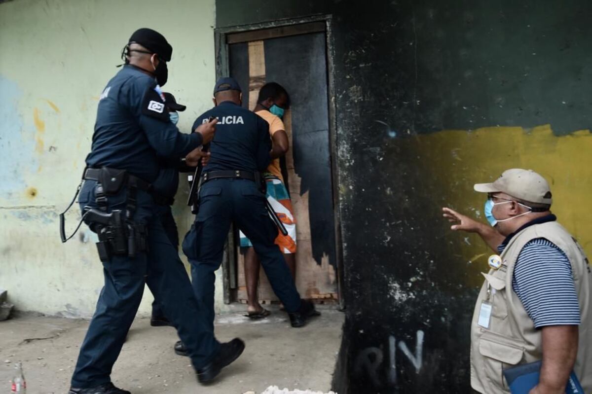 Rebeldía en el cluster. Vive con 27 contagiados pero él pasea feliz y tranquilo. Lo arrestan. Video